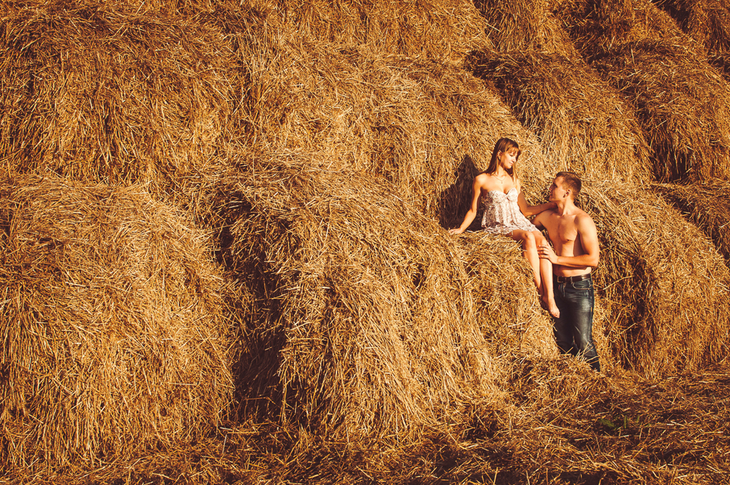 Русский секс в поле с молодой шлюшкой и парнем возле стога сена 