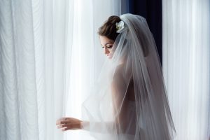 Портрет невесты у окна
