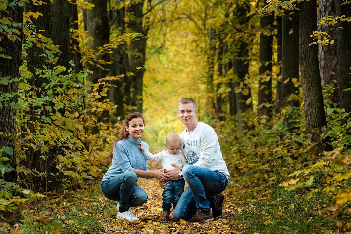 Семейная фотосессия в осеннем лесу